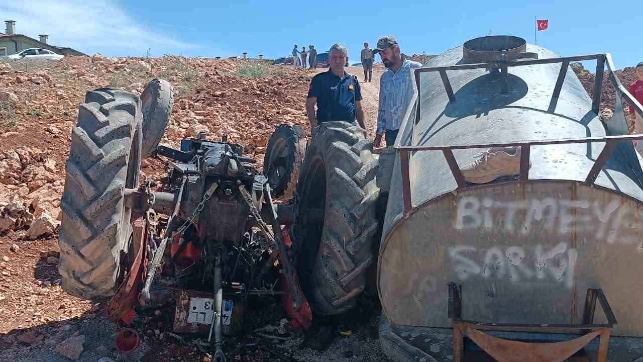 Devrilen traktörün altında kalarak ağır yaralandı