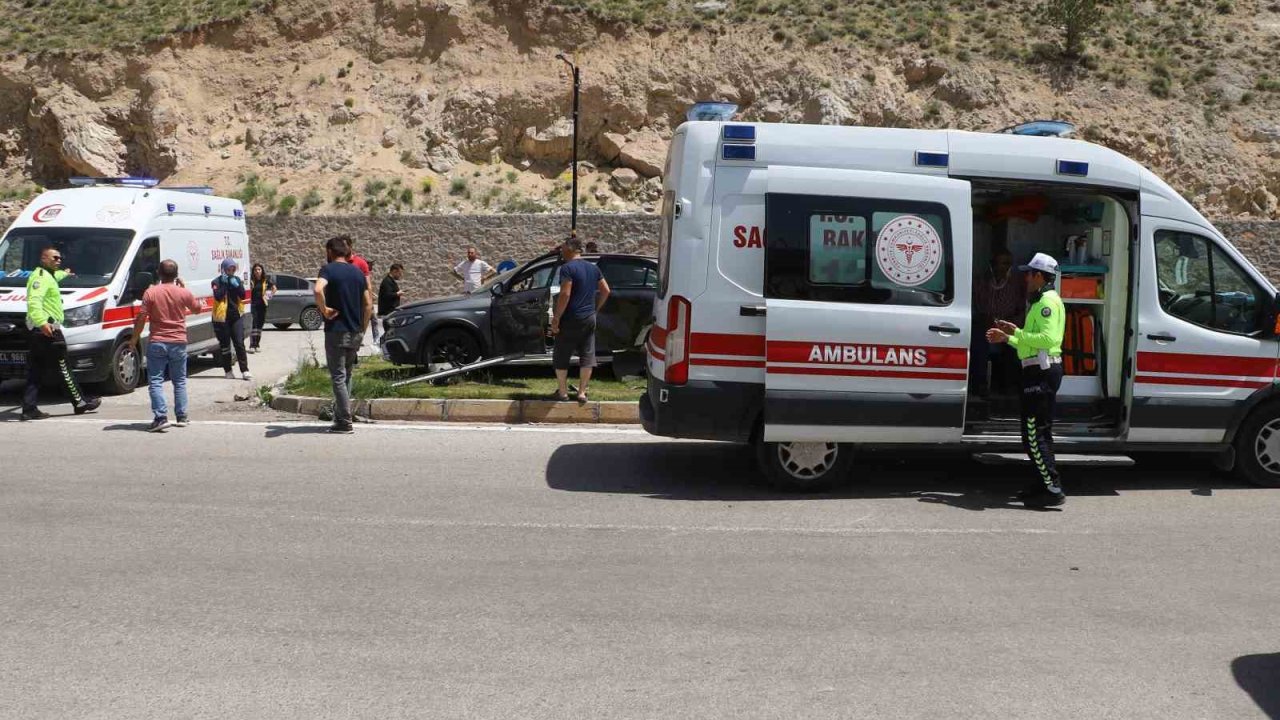 2 araç kavşakta çarpıştı, 3’ü çocuk 6 kişi yaralandı