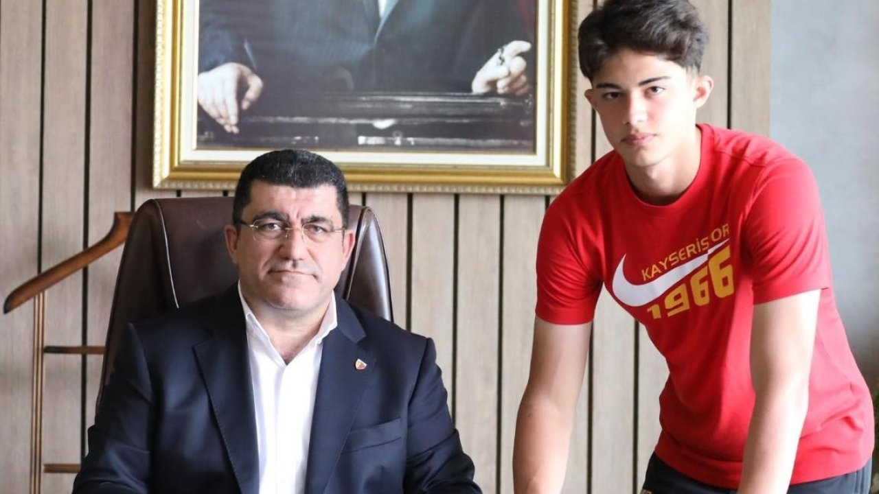 Kayserispor’da Kayra profesyonel oldu