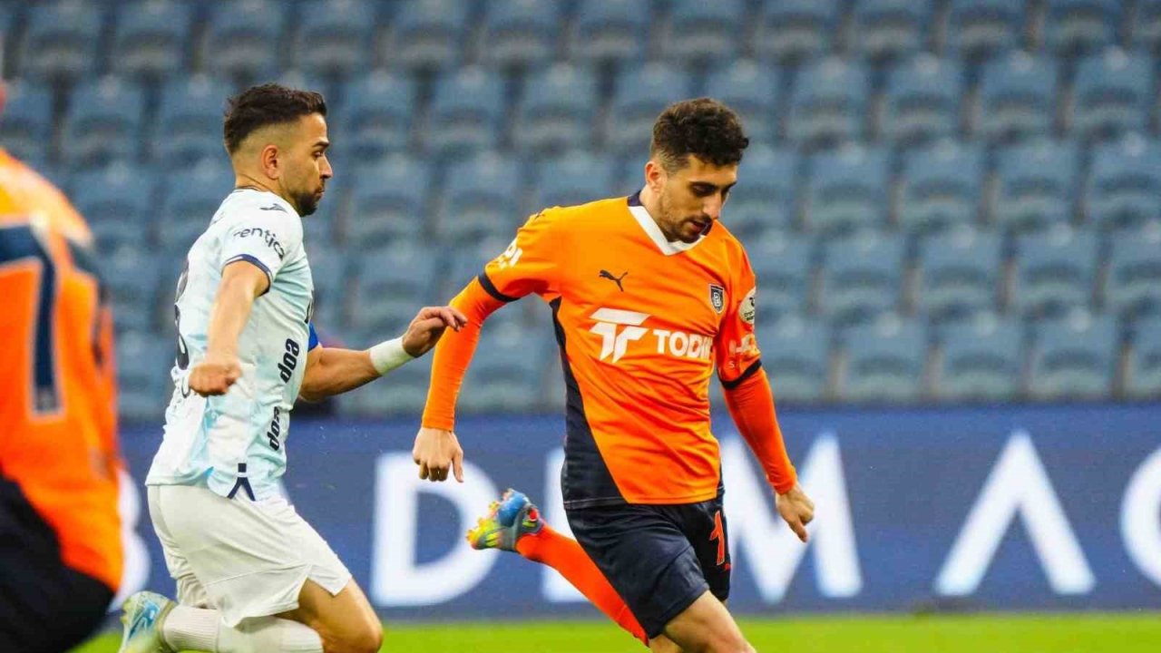 Trendyol Süper Lig: RAMS Başakşehir: 2 - Adana Demirspor: 1 (İlk yarı)