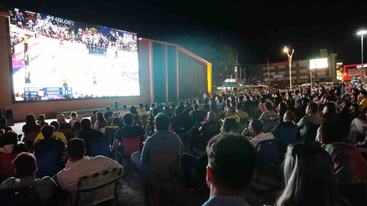 Erzincan’da Fenerbahçe’nin Euroleague final maçı dev ekranda izlendi