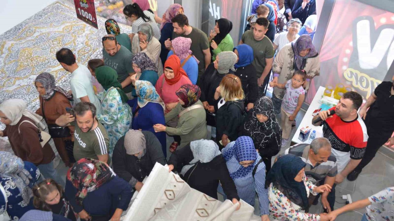 Mağazaya girmek için adeta birbirilerini ezdiler