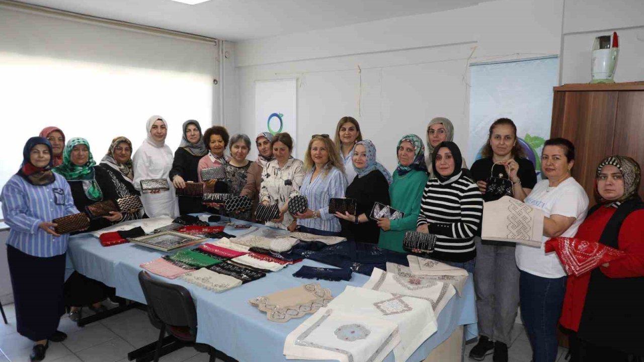 Kadınlar, tel kırma ürünleri yaparak aile ekonomine katkı sağlıyor