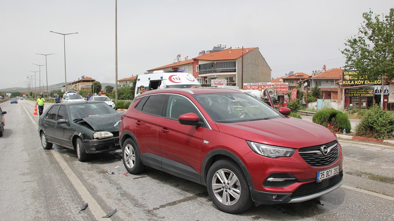 Seyir halindeyken kırmızı ışıkta bekleyen otomobile çarptı: 1 yaralı