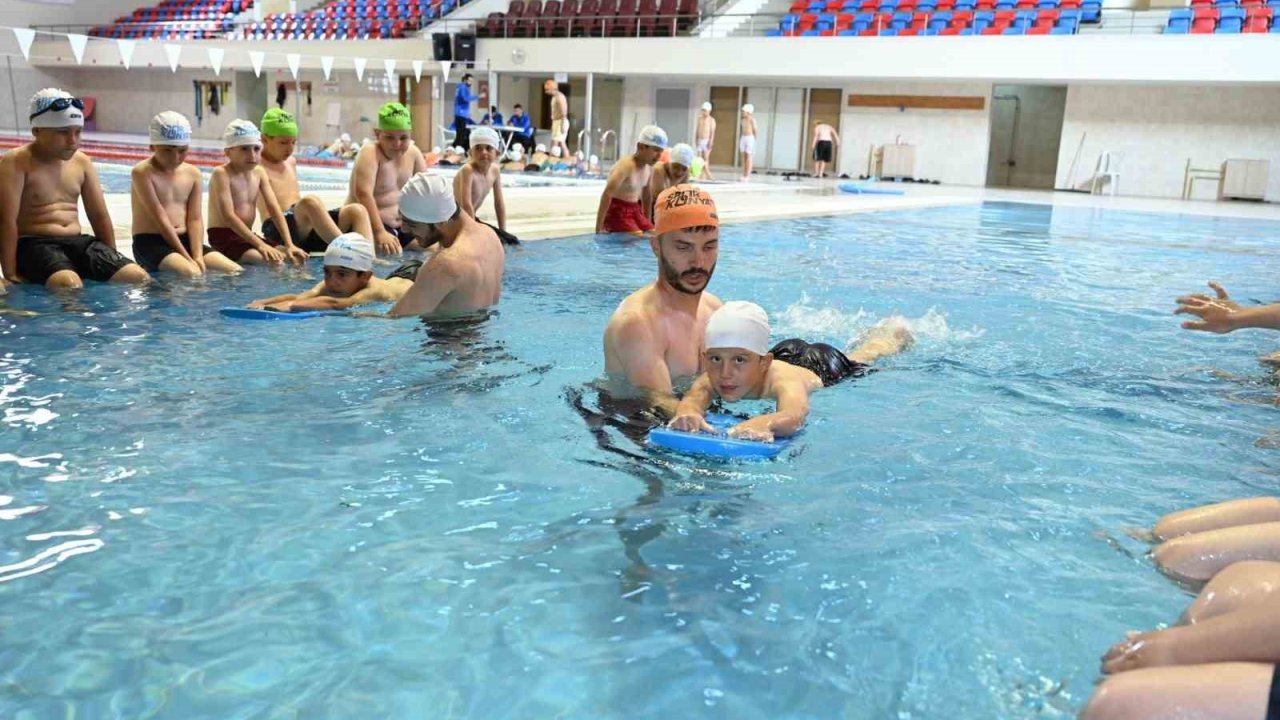 Başkan Altay: "6 ilçede 11 bin 500 üçüncü sınıf öğrencisine yüzme öğretiyoruz"