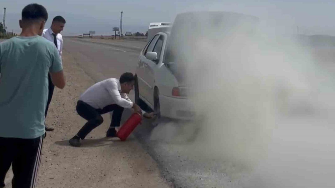 Yanan otomobile çevreden geçen otobüs şoförleri müdahale ederek söndürdü