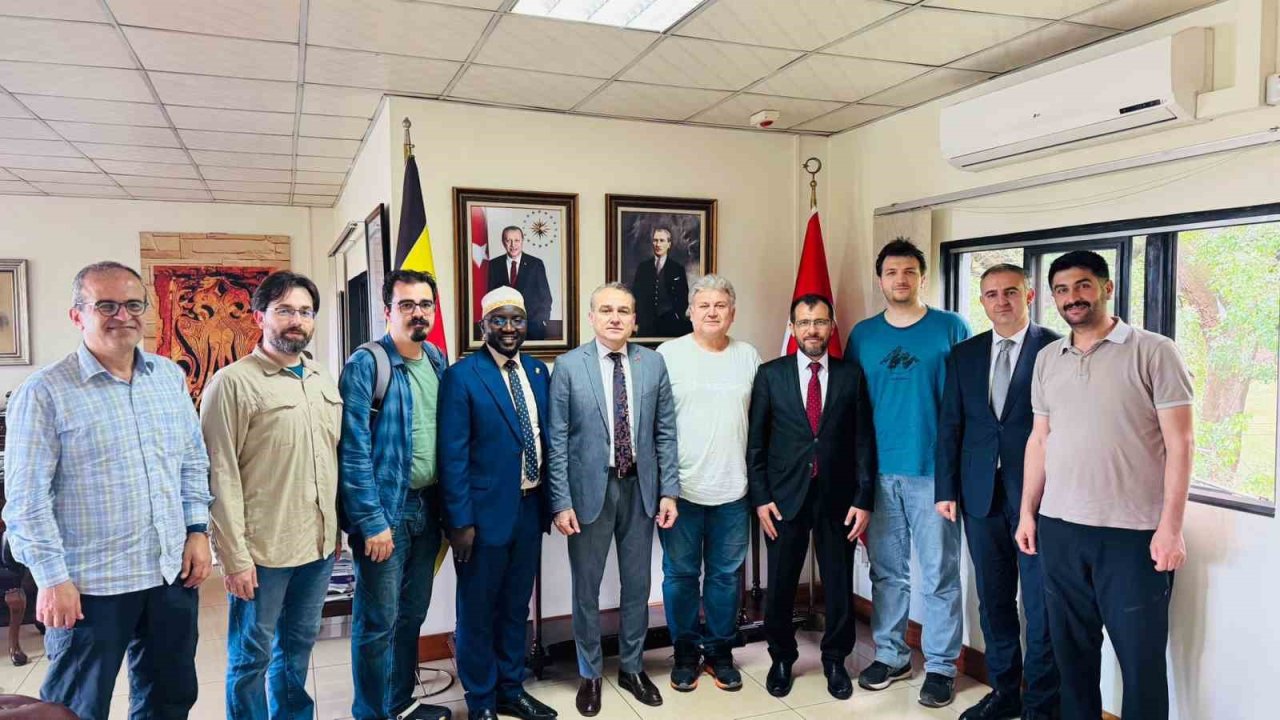 Türk hekimler Uganda’da binlerce hastaya umut oldu