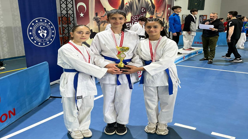 Karslı Karatecilerden Trabzon’da Büyük Başarı