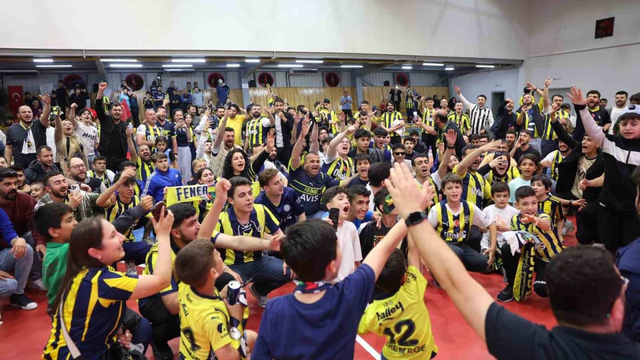 Fenerbahçe’nin Avrupa şampiyonluğu Darıca’da dev ekrana yansıtıldı