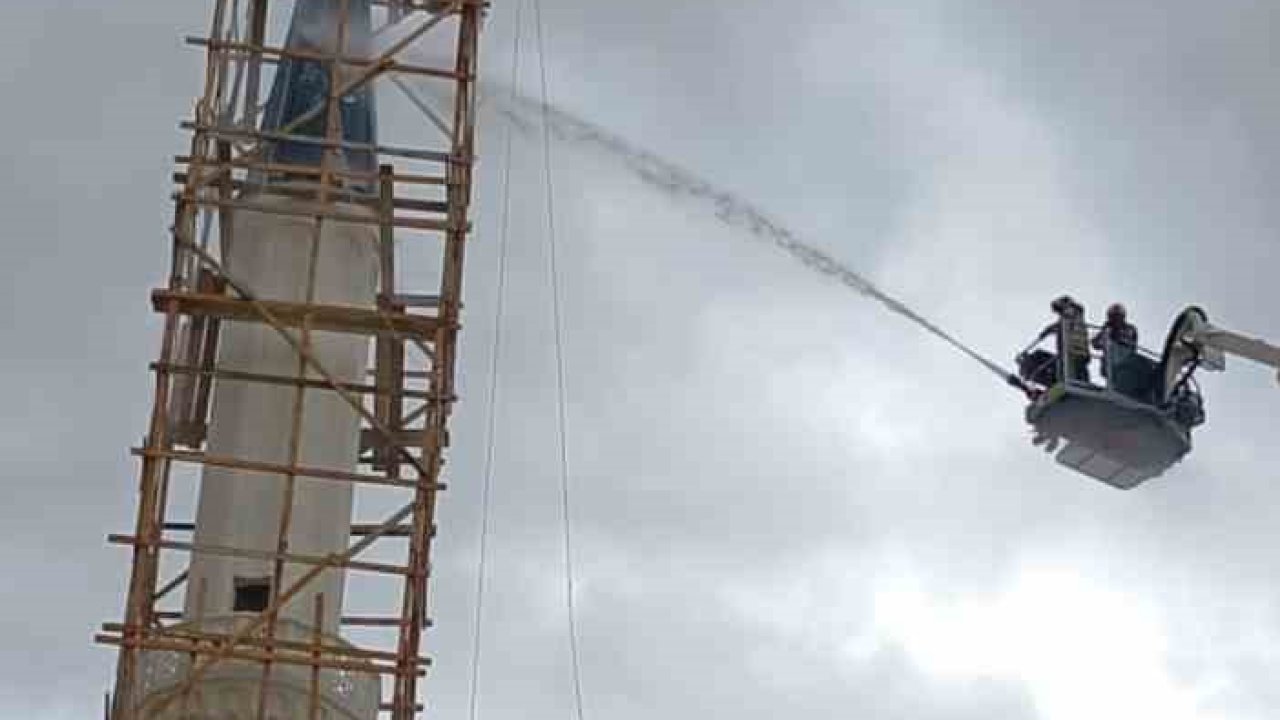 Başkent’te fırtına etkili oluyor: Bir minareye yıldırım düştü