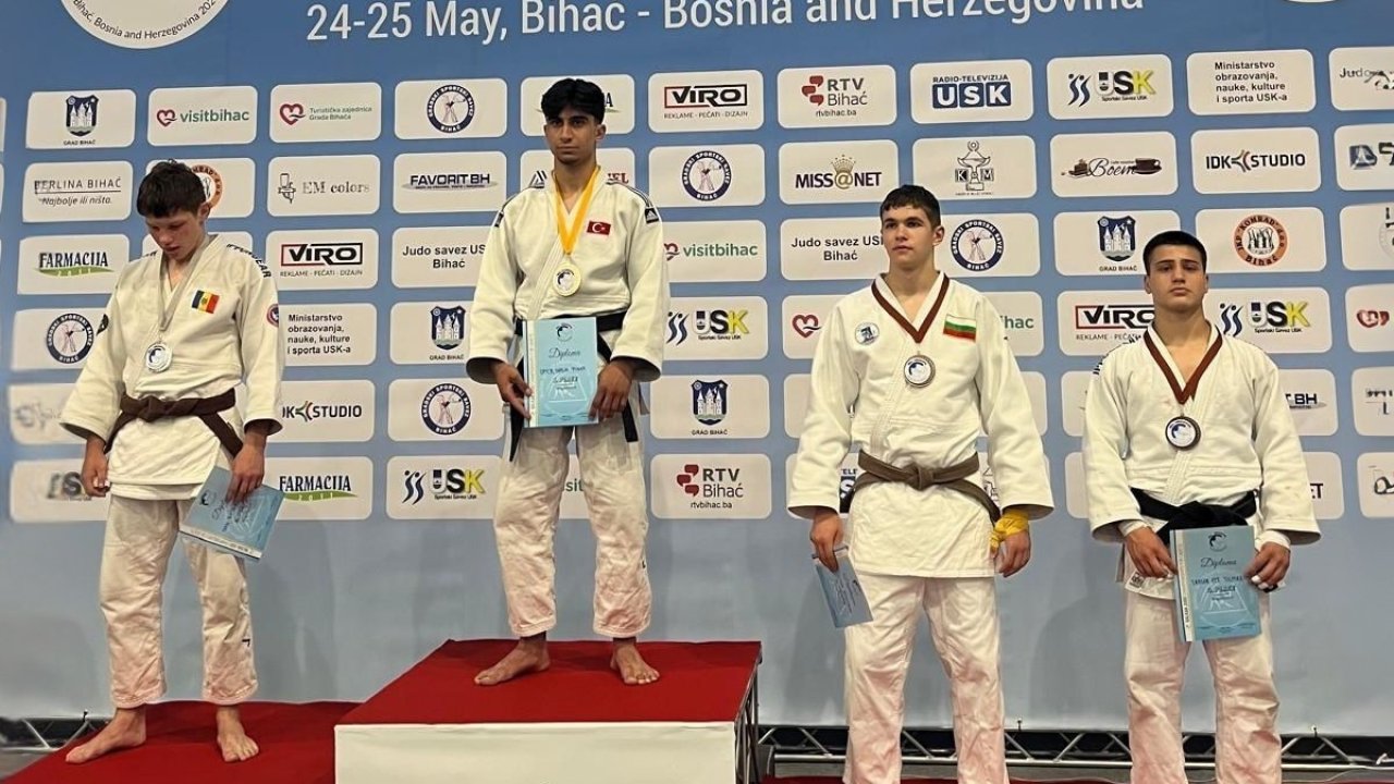 Manisalı öğrenciler başarılarıyla göz kamaştırıyor