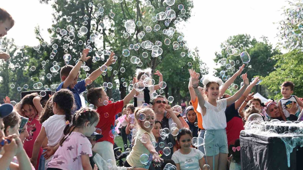 Binlerce çocuk bu şenlikte doyasıya eğlendi