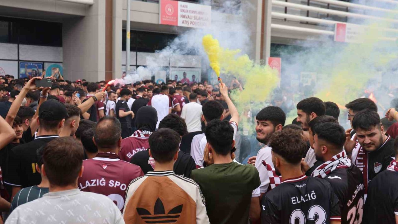 Elazığsporlu taraftarlardan takıma tam destek