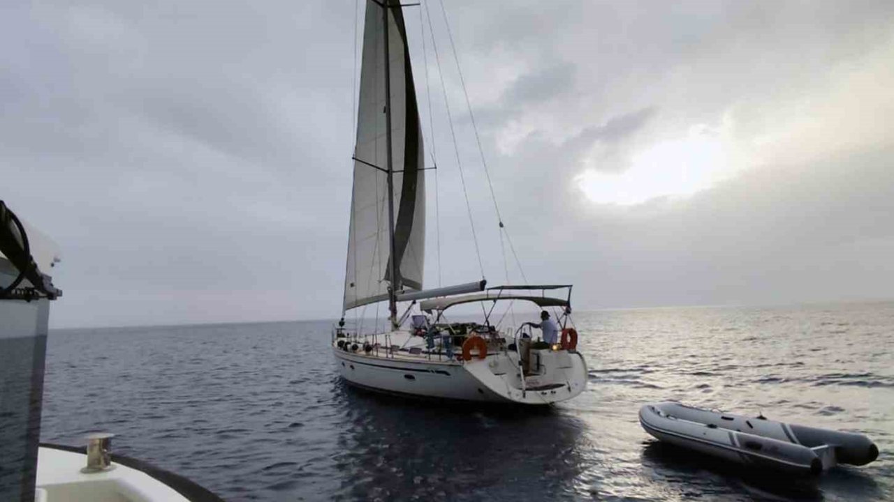 Yelkenli teknede 2 göçmen kaçakçısı ve 33 düzensiz göçmene yakalandı