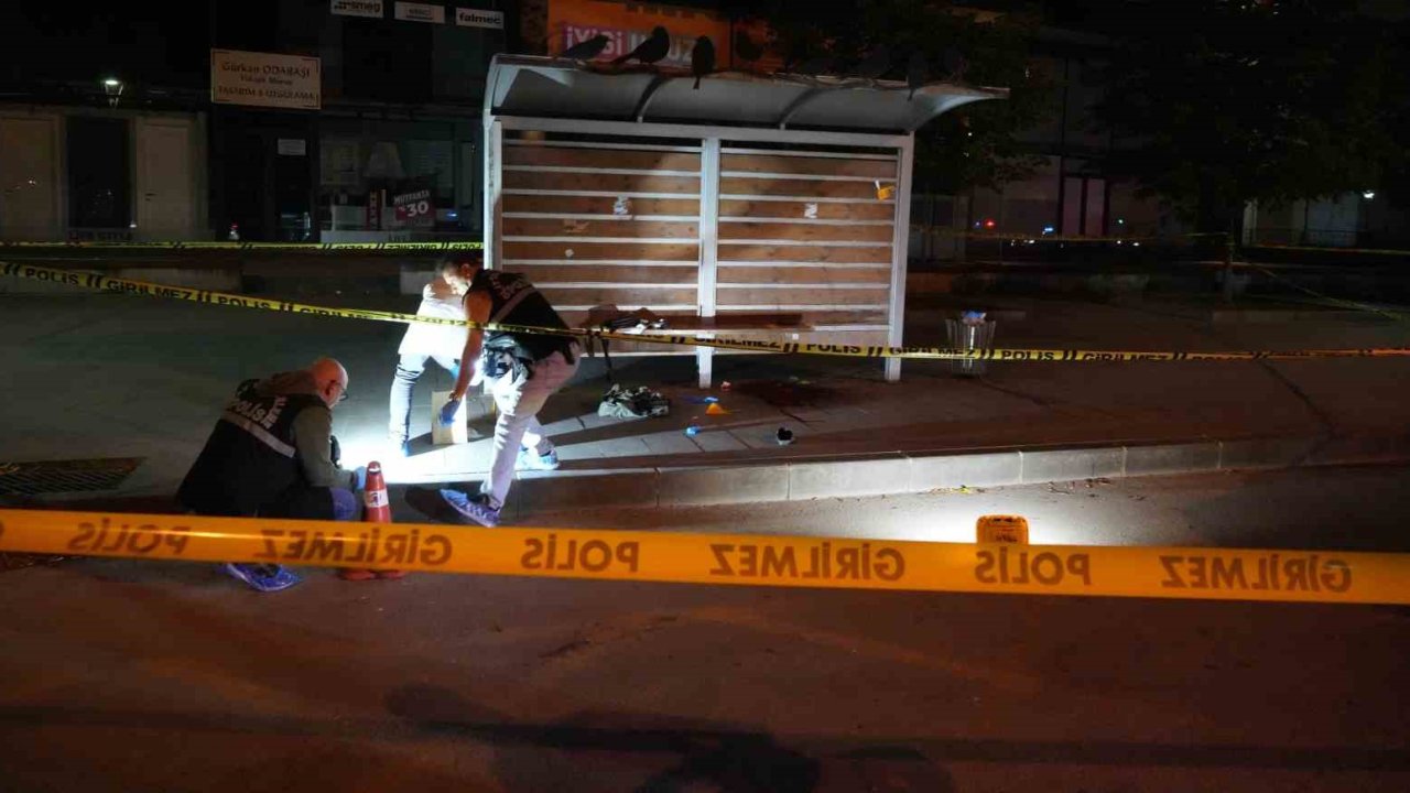 Emekli polis memuru otobüs durağında kendini vurdu