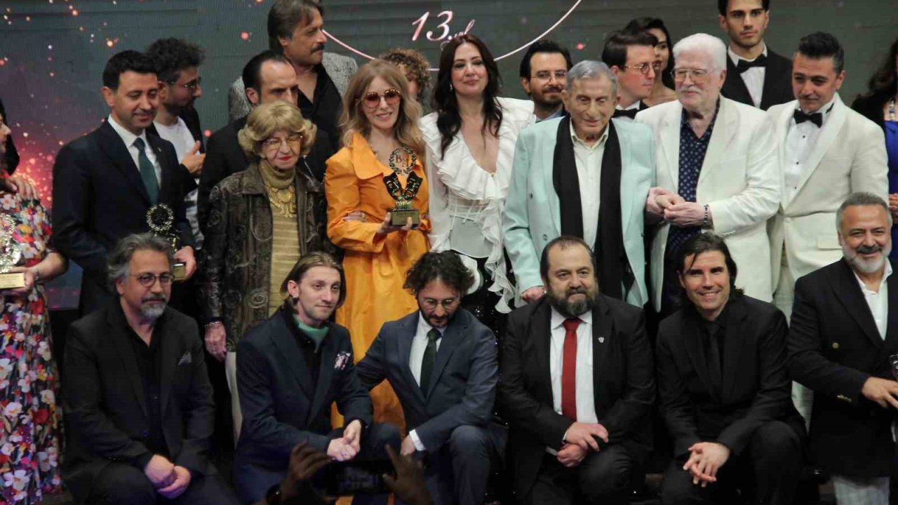 İzmir’den yükselen tiyatro ruhu Türkiye’yi bir kez daha kucakladı