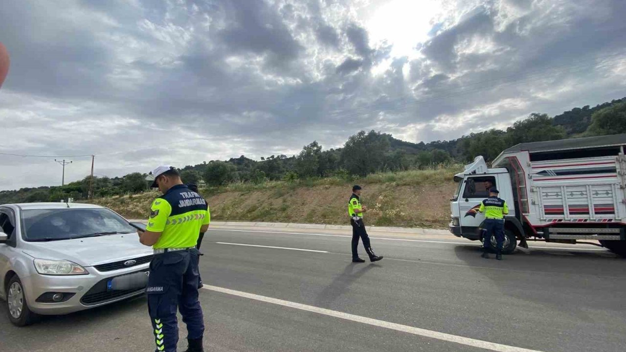 Jandarma kural tanımaz sürücülleri affetmedi