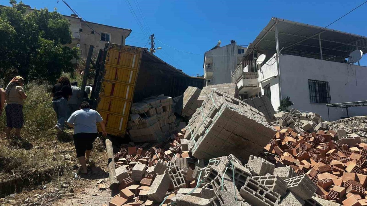 Milas’ta tuğla yüklü kamyon devrildi: 1 yaralı