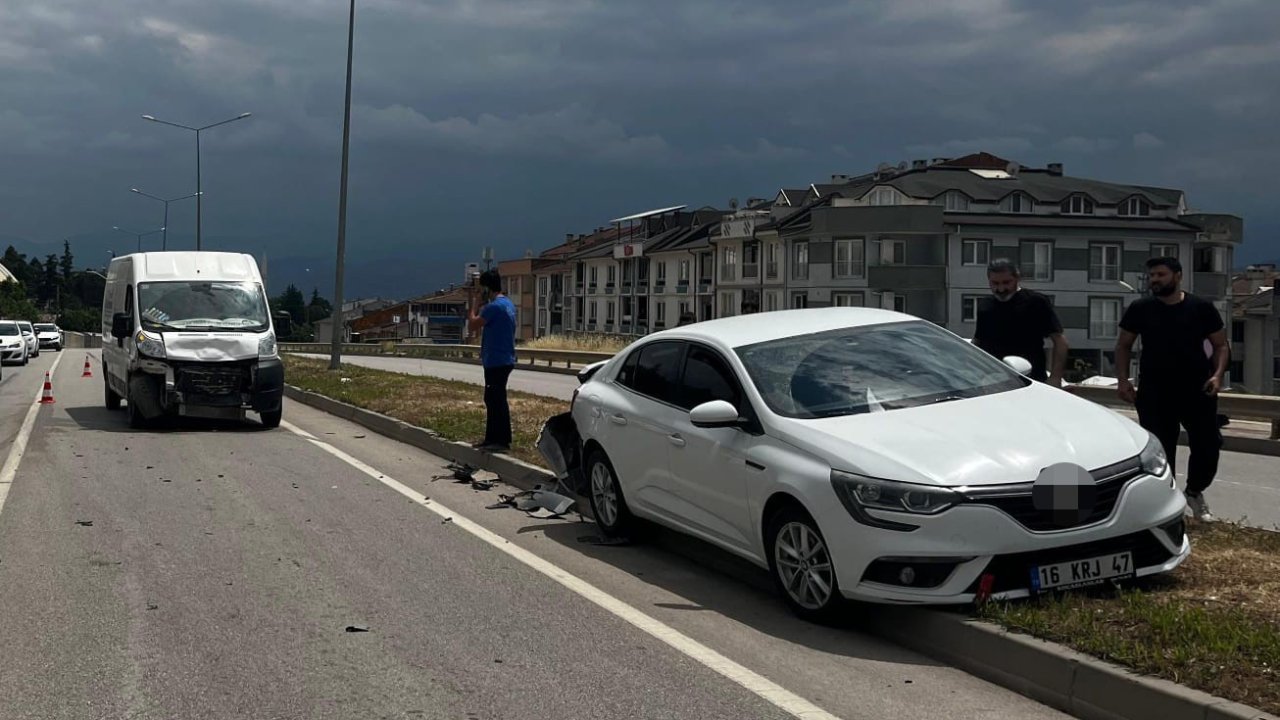 Minibüs ile otomobil çarpıştı : 1 yaralı