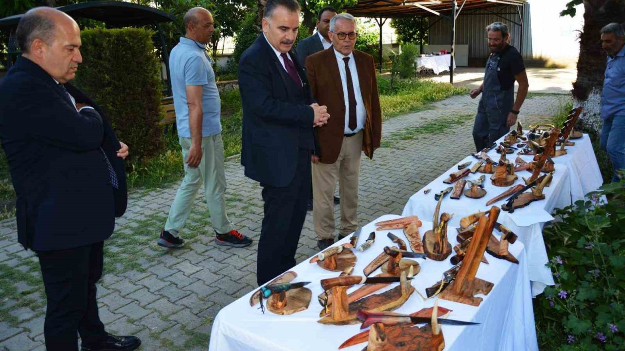 Edremit’te elle dövülen bıçaklar sergisi hayran bıraktı