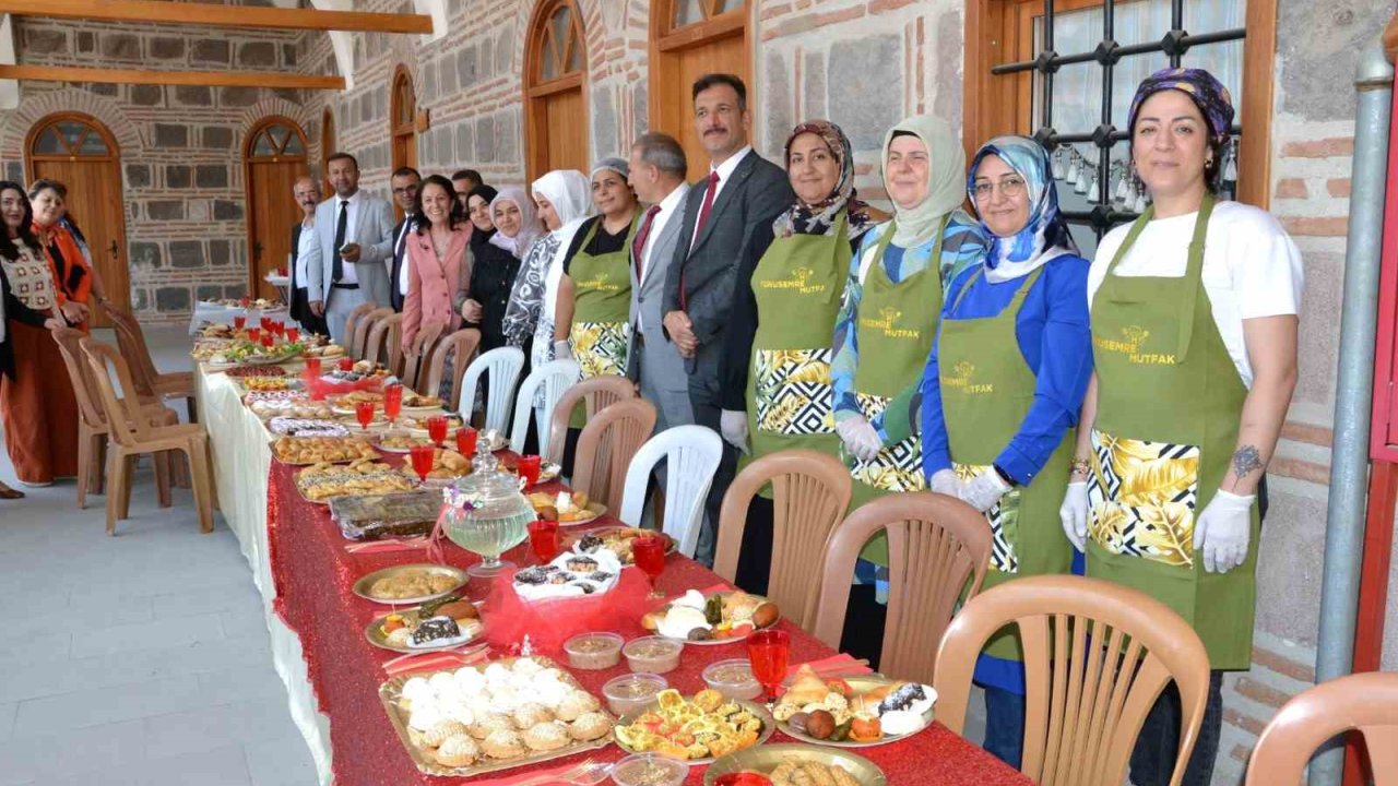 Kursiyerlerin el emeği ürünleri sergilendi