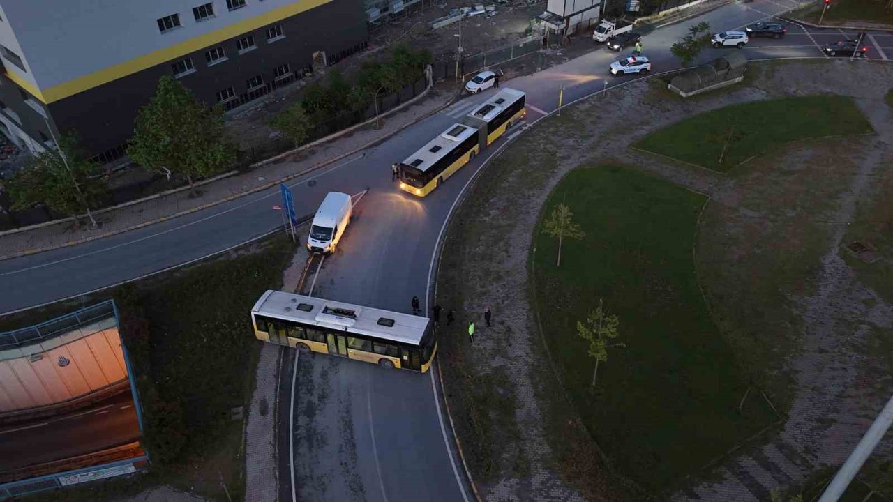 Avcılar’da freni patlayan İETT otobüsü bir başka otobüse çarptı, yol trafiğe kapandı