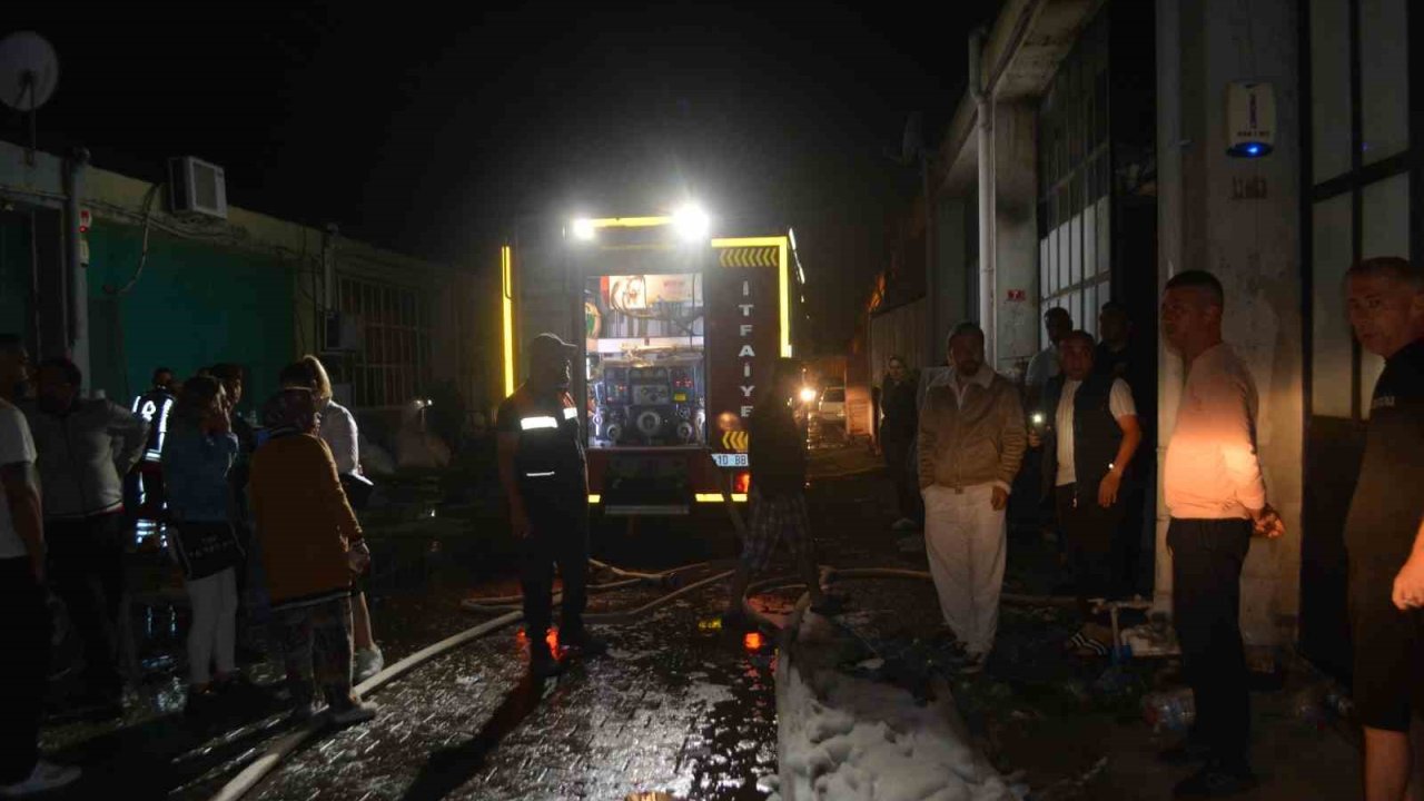 Ayvalık’ta gözlük fabrikası alev alev yandı