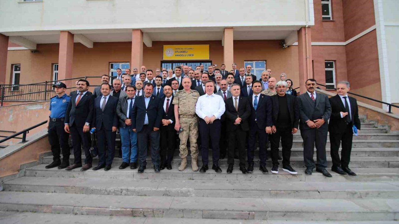 Otlukbeli’de muhtarlar toplantısı düzenlendi