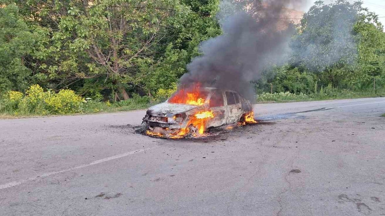 Erzincan’da otomobil alev alev yandı