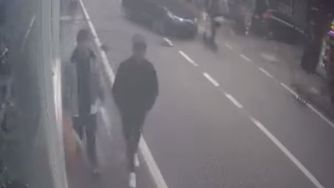 Ani dönüş yapan otomobil scooter sürücüsüne böyle çarptı