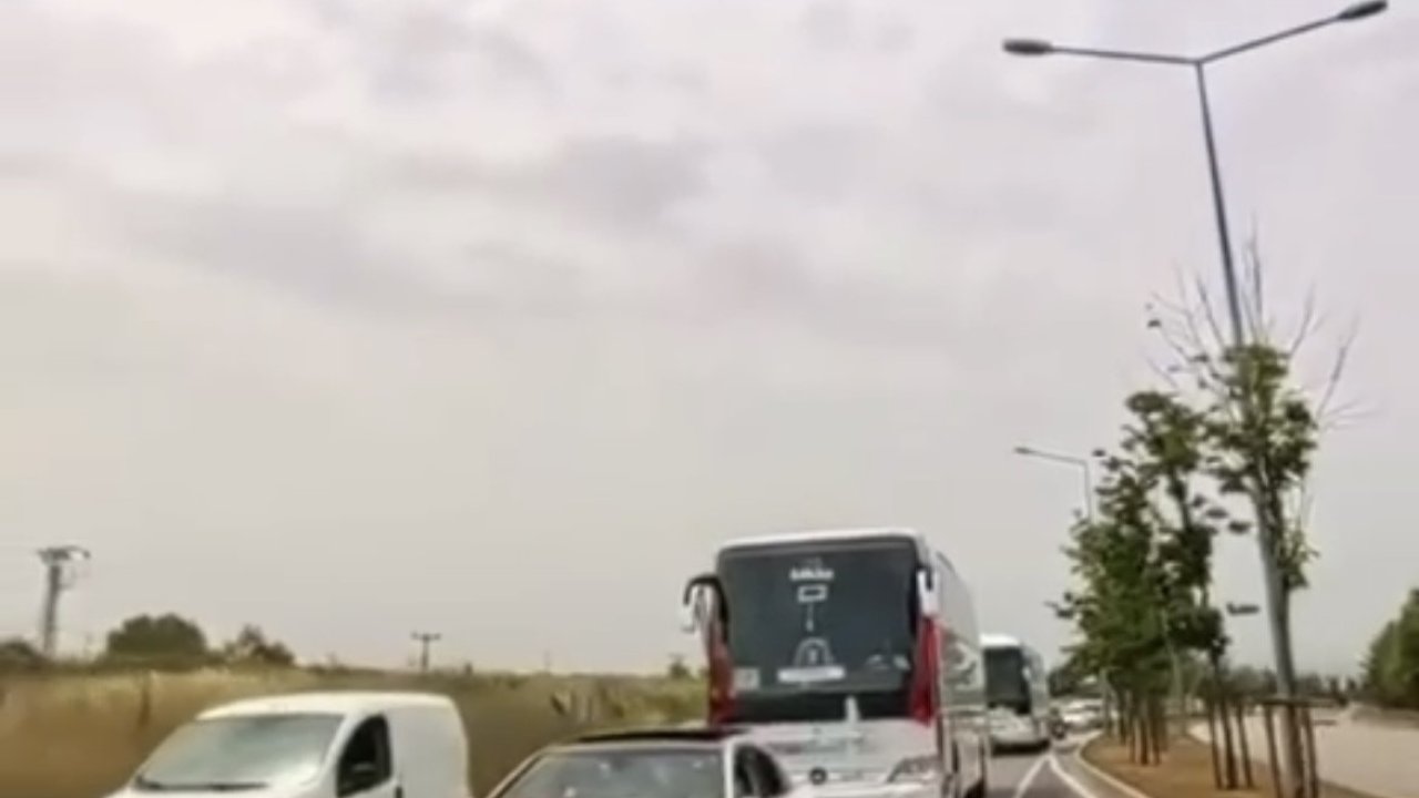 Yolcu otobüsü düğün konvoyuna girdi, konvoyda tehlikeli anlar kamerada