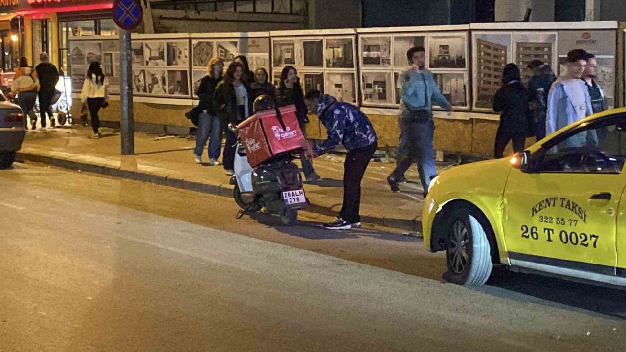 Önündeki araca arkadan çarpan motosikletli kurye yaralandı