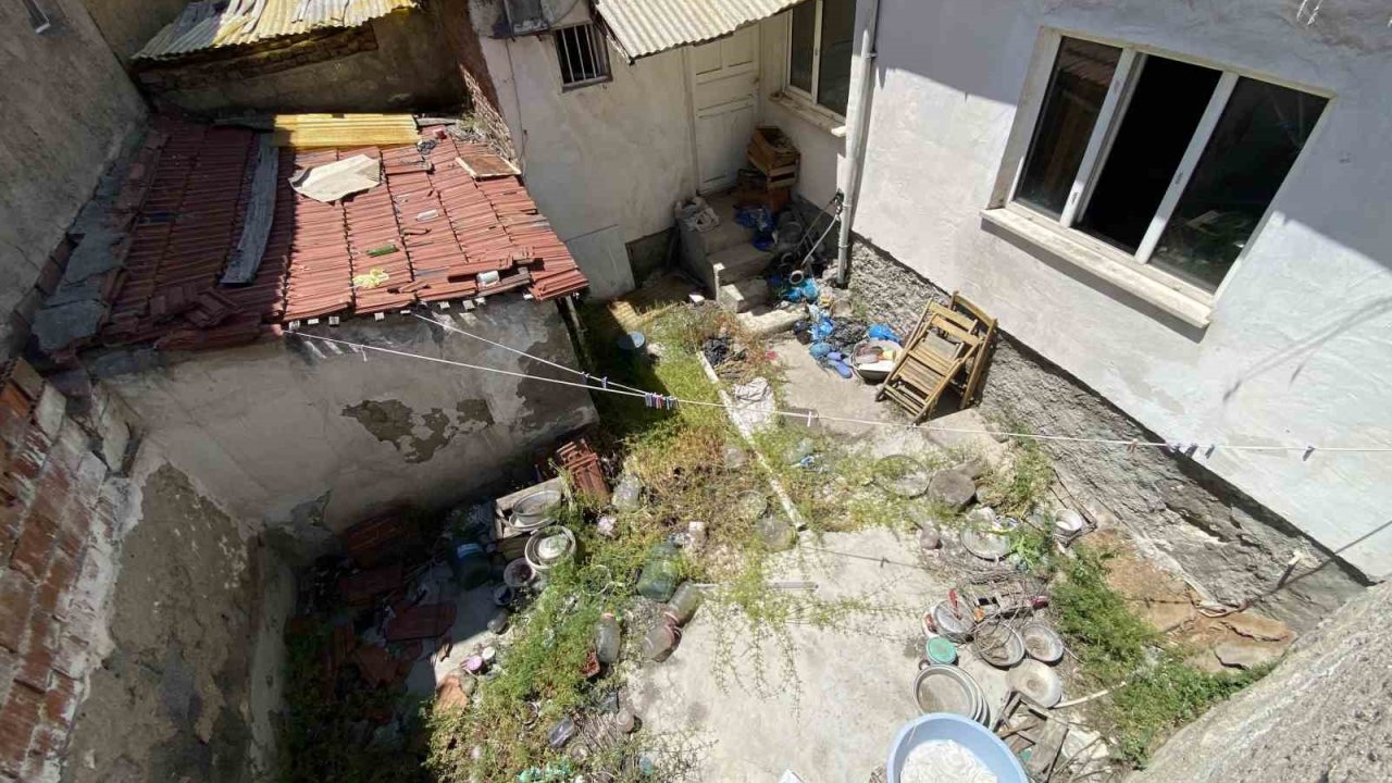 Çöp ev mahalleliyi isyan ettirdi