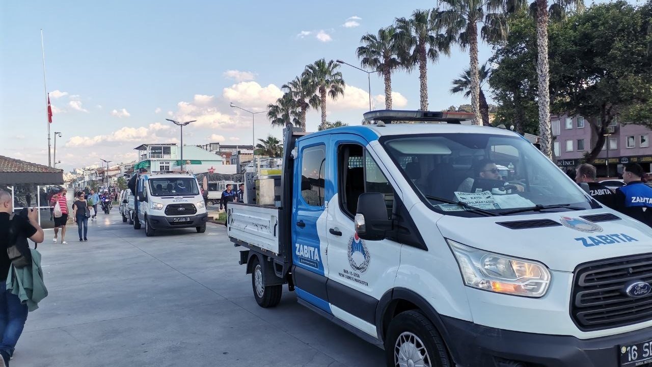 Zabıta, sahilde seyyar satıcılara geçit vermiyor