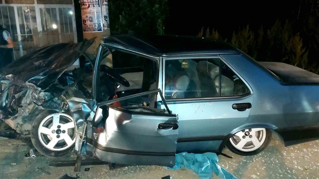 Isparta’da iki otomobil kafa kafaya çarpıştı: 4 yaralı
