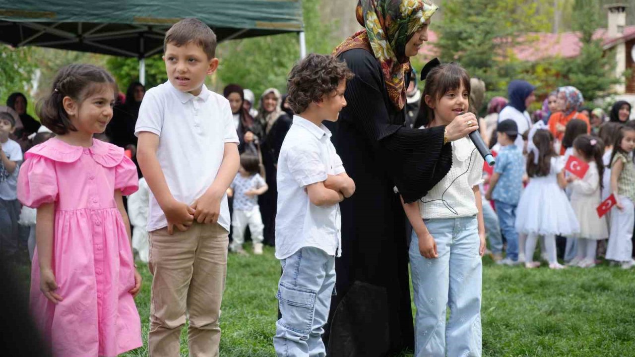 Minik öğrenciler yıl boyunca ezberledikleri duaları okuyarak hünerlerini sergilediler