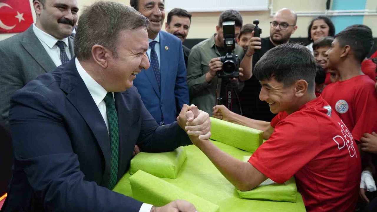 Valiyle öğrencilerin bilek güreşi renkli görüntüler oluşturdu