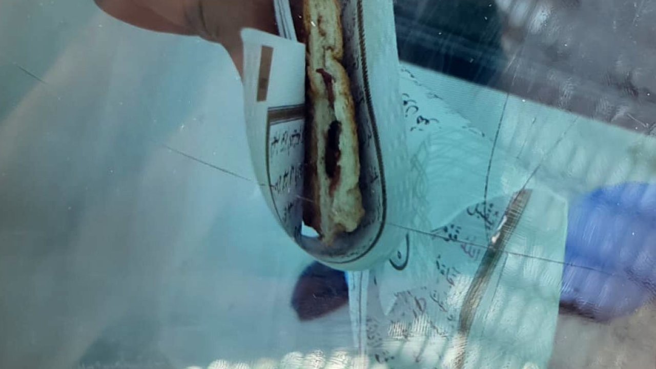 Gaziantep’te skandal: Kantinci Kur’an-ı Kerim sayfalarını tost kağıdı yaptı