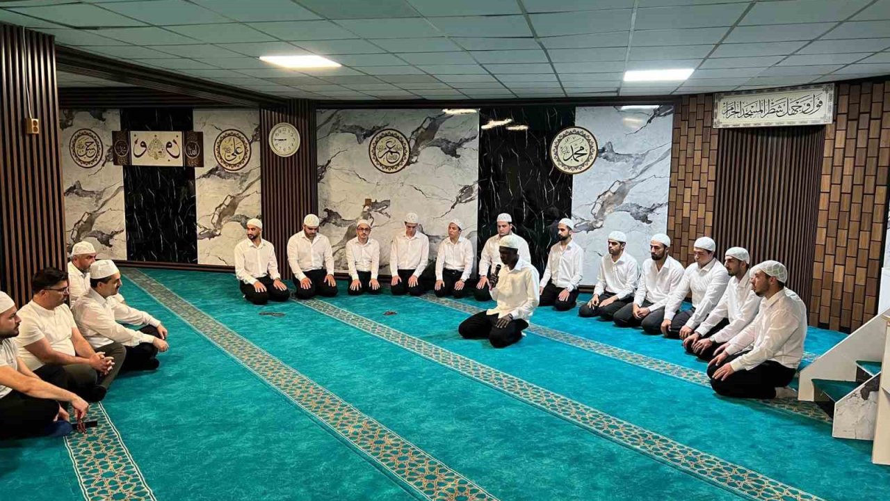 Kur’an-ı Kerim’i öğrenen öğrencilere hediye