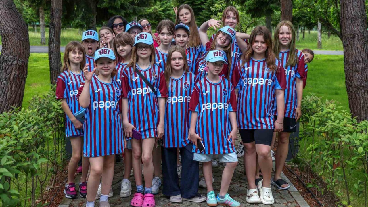 Trabzonsporlu futbolcular Ukraynalı çocuklarla bir araya geldi