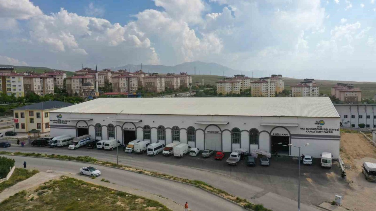 Vali Balcı, kapalı semt pazarı esnafını ziyaret etti