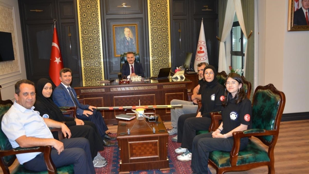 Kaymakam Odabaş, robotik şampiyonları ağırladı