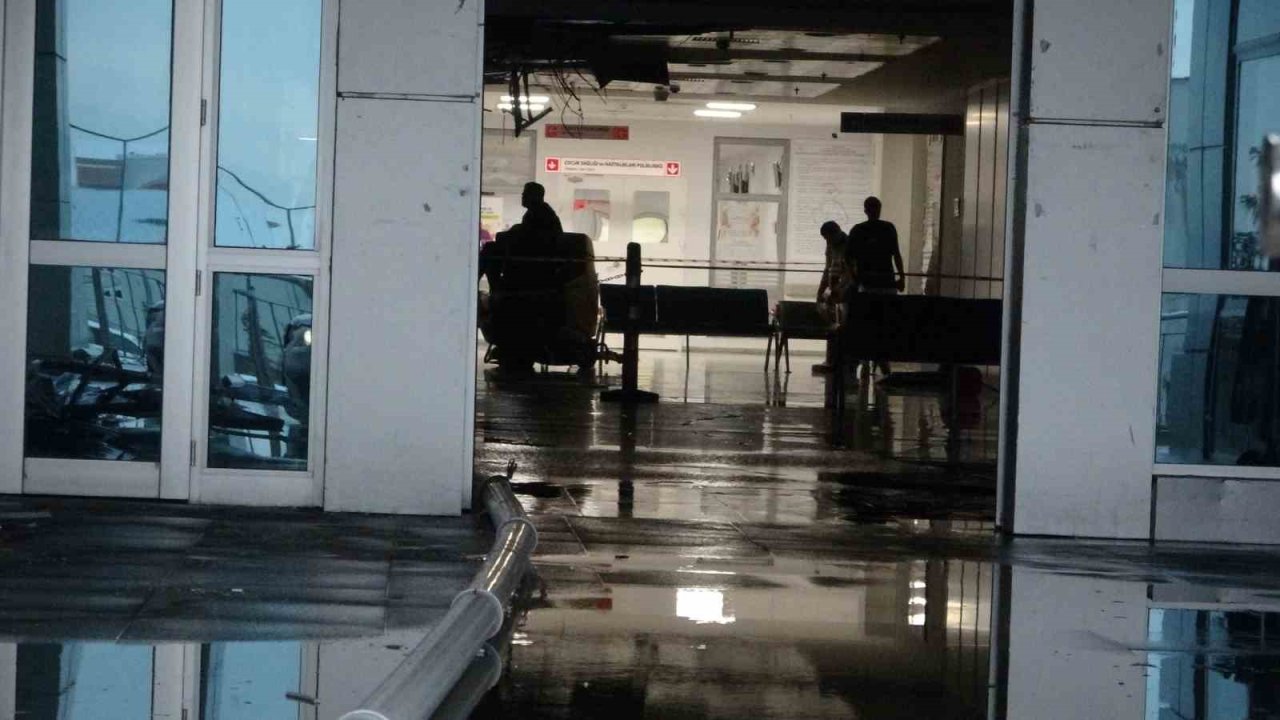 Sağanağın etkili olduğu Malatya’da hastanenin tavanı çöktü