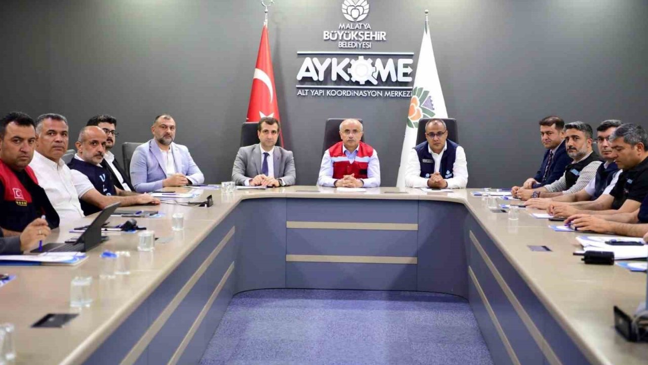 Başkan Er: "Büyükşehir Belediyesi olarak yağmurun ilk anından itibaren tüm ekiplerimizle sahadaydık"
