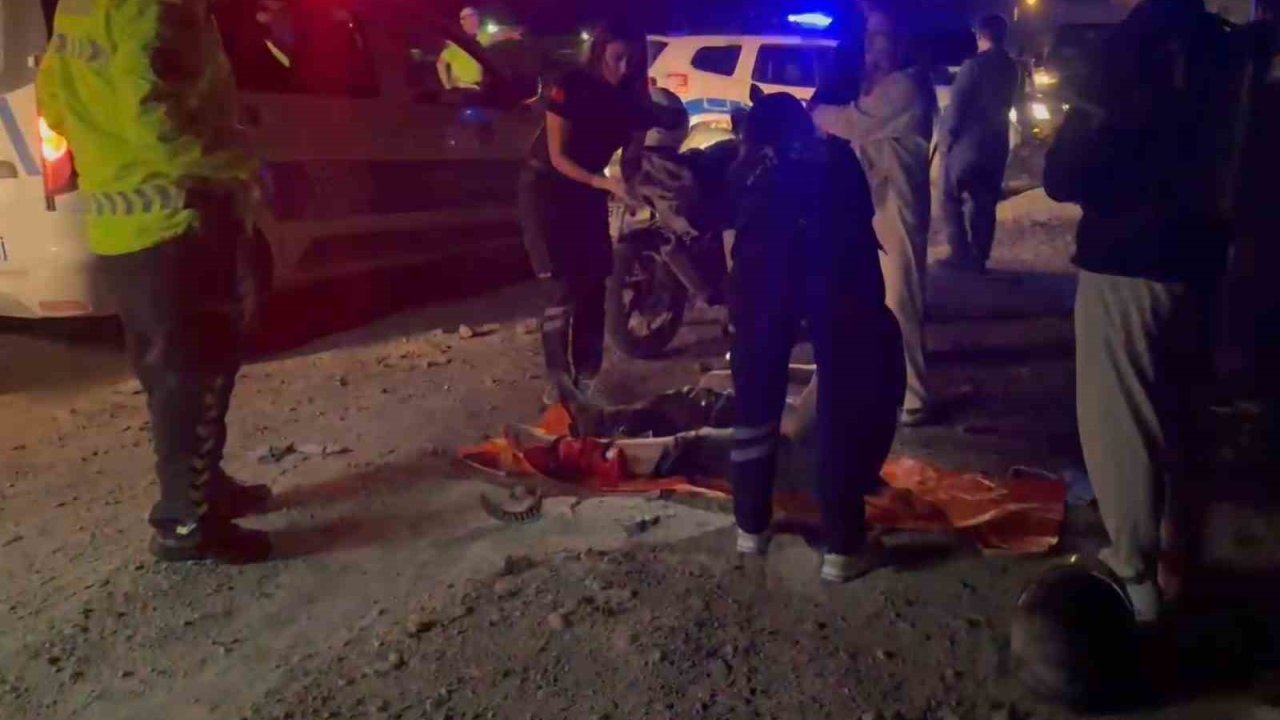 Kaza yapan motosikletin sürücüsü 50 metre sürüklendi