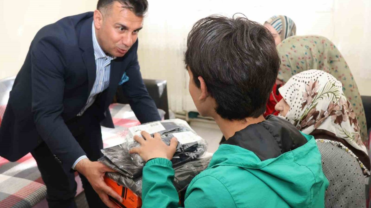 Aile yılı kapsamında bayram öncesi anlamlı ziyaret: 84 öğrenciye spor seti dağıtıldı.