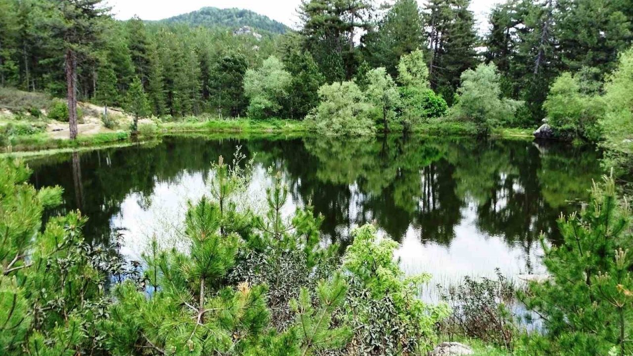Hisarcık’ta doğal gölette büyüleyici bahar manzarası