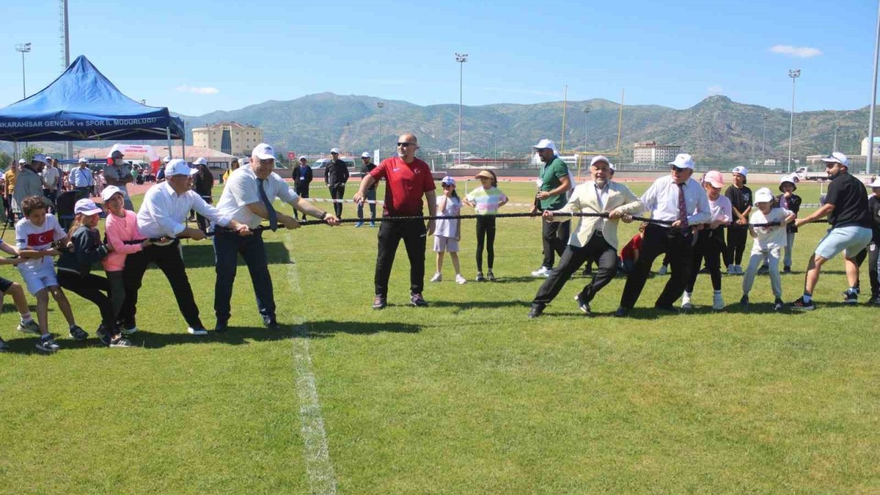 Geleneksel çocuk oyunları şenliği renkli görüntülere sahne oldu