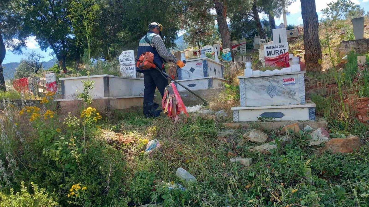 Karacasu’da mezarlıklar temizleniyor