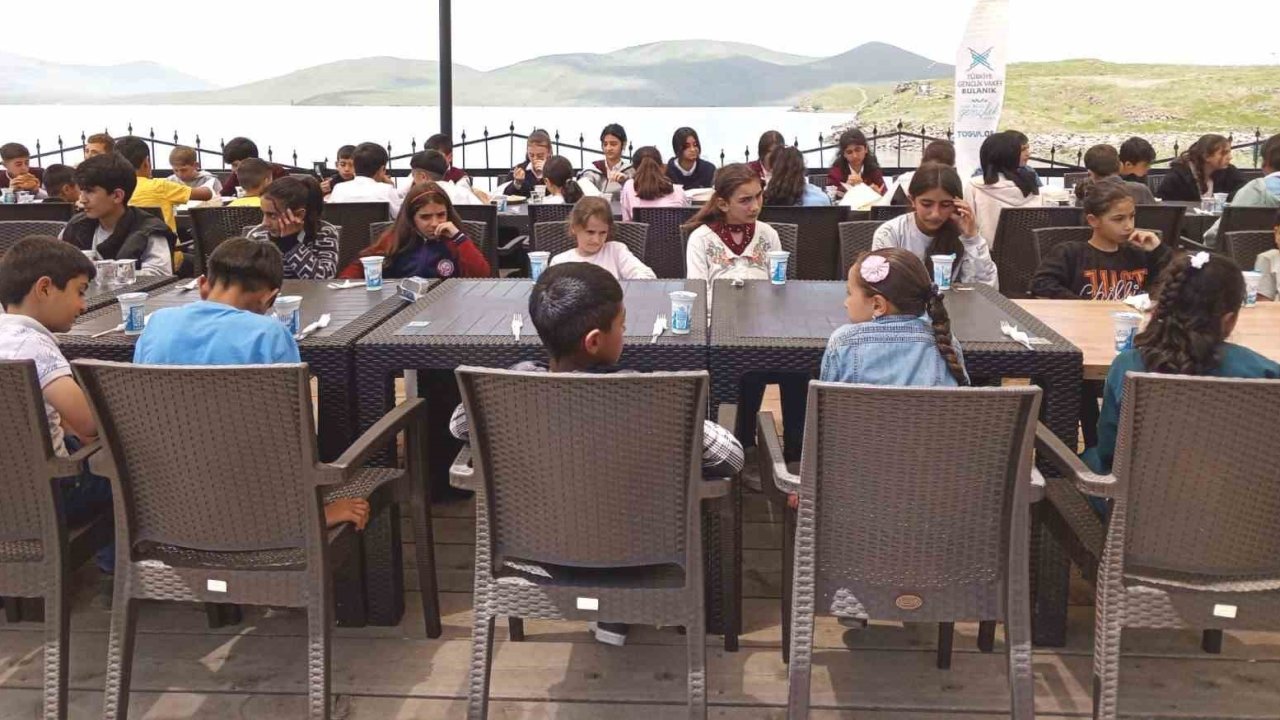 Bulanık’ta öksüz ve yetim çocuklar sevindirildi